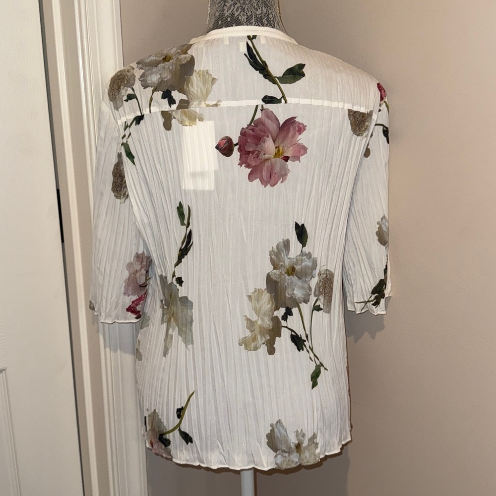 Vince Wilted Peony top NWT size med - Picture 4 of 9